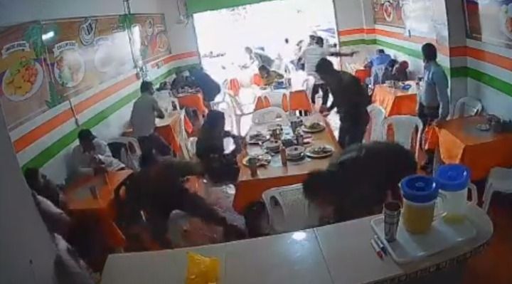 Militares huyen corriendo tras presenciar asesinato en un restaurante