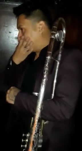 Músico llora en la boda de su ex y video se hace viral