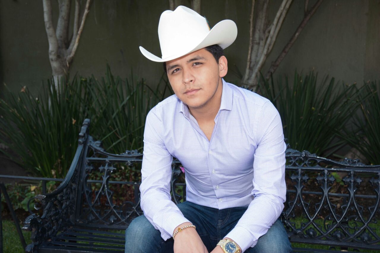 Video de Christian Nodal cantando en Coppel se hace viral