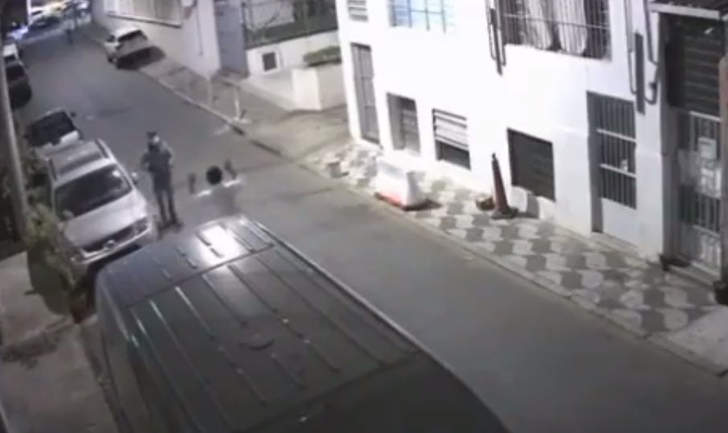 Hombre desarma y mata a ladrones que iban a asaltarlo |VIDEO