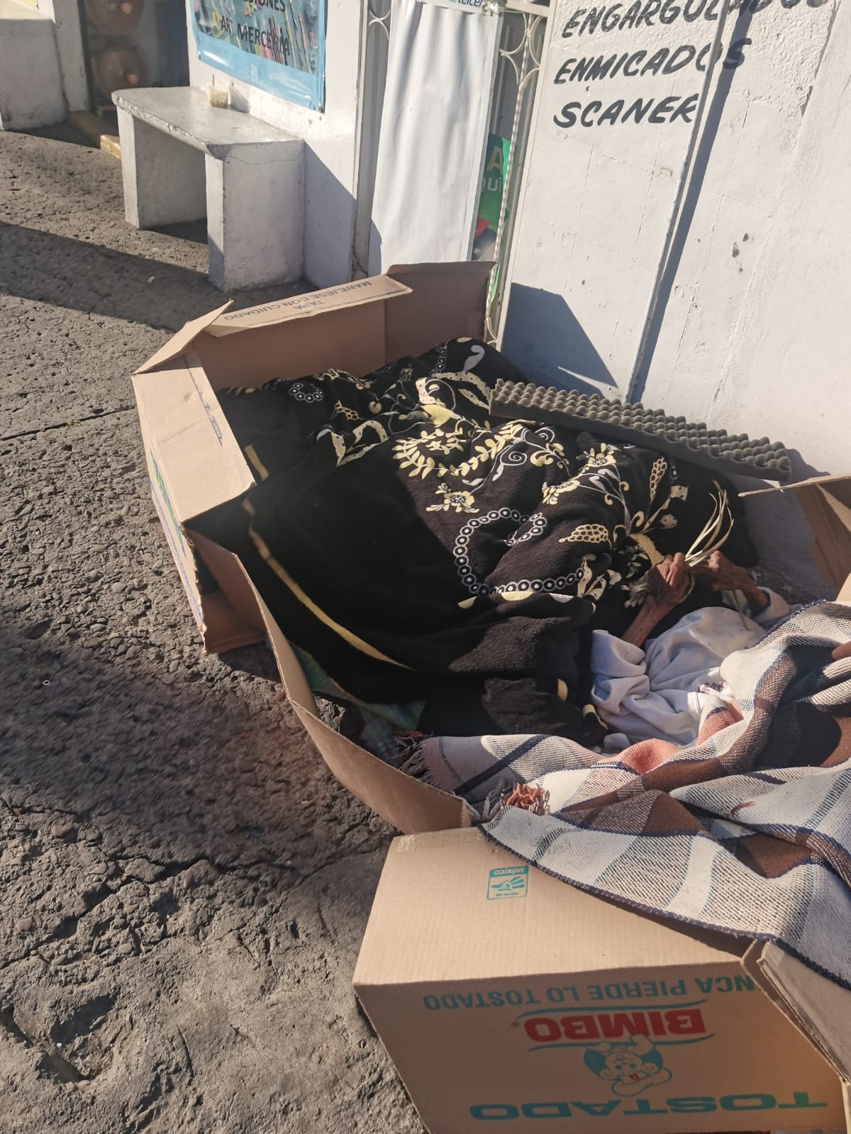 Abandonan a abuelita dentro de cajas de cartón en Puebla
