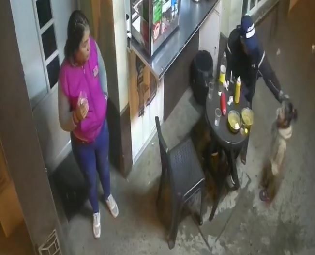 Hombre azota a niña contra mesa por pedir comida en Colombia