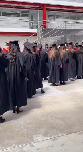 Redes defienden a joven que fue a su graduación en chanclas