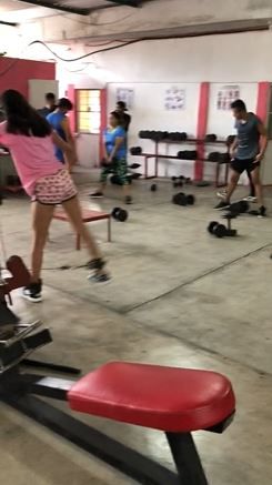 Mujer vende 'garnachas' en un gimnasio; video se hace viral