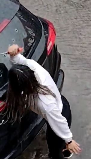 Mujer destruye auto tras descubrir infidelidad en Tepic