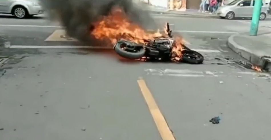 Moto quemada del ladrón de Bogotá