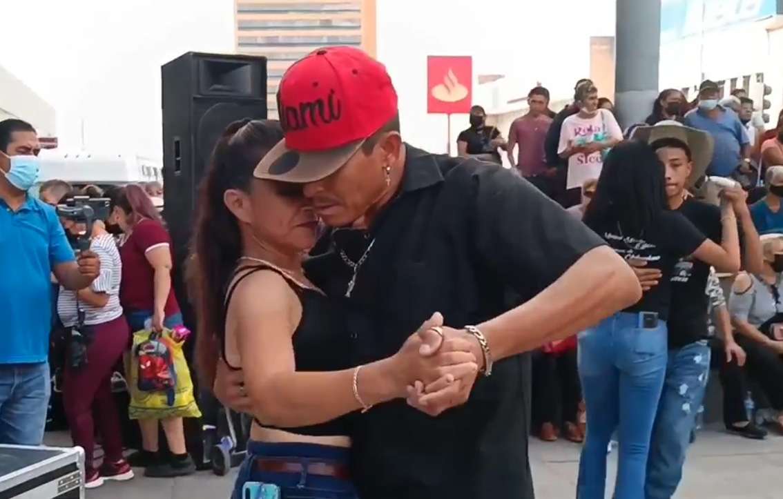 ¿Quién es Don Elmer, hombre viral por bailar No se va?