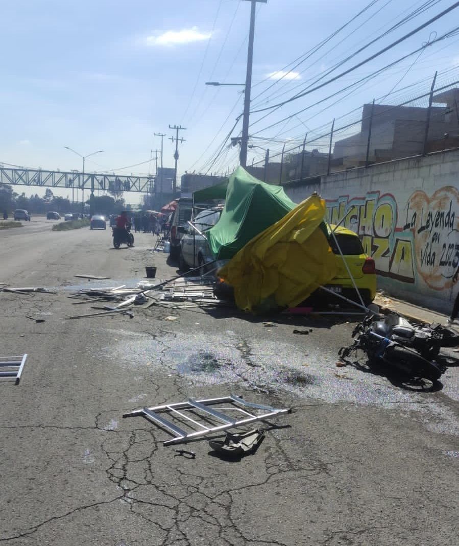 Auto embiste a motociclista y arrasa con puestos en Ecatepec