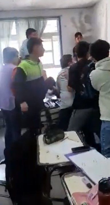 Mamá golpea a alumno que le hacía bullying a su hijo |VIDEO