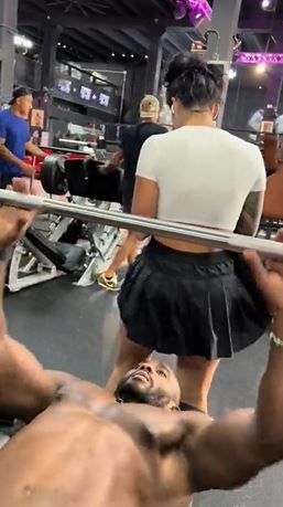 Mujer se le sienta a hombre en la cara en gimnasio |VIDEO