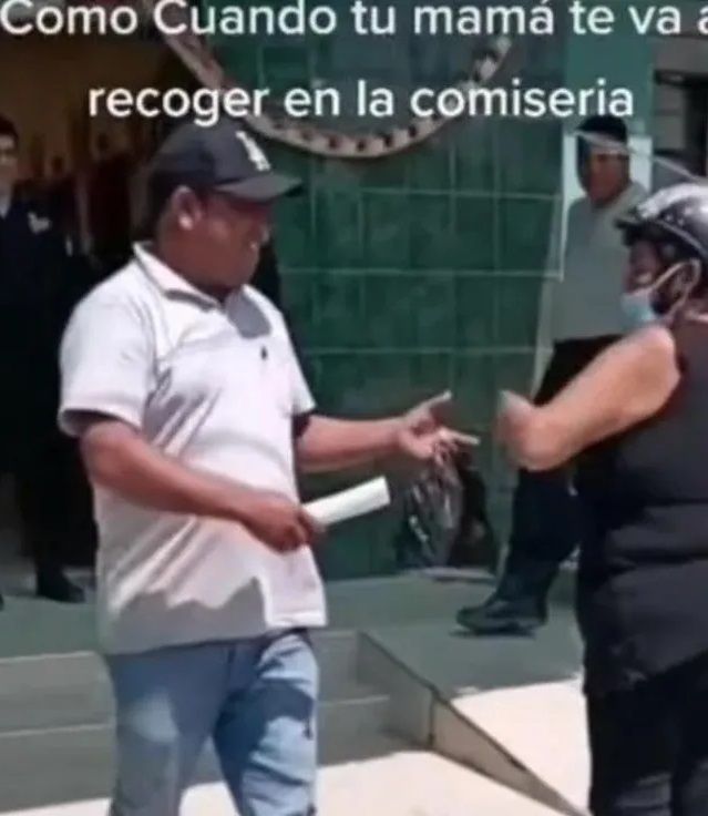 Hombre sale de prisión y su mamá lo recibe a cinturonazos; video se hace viral