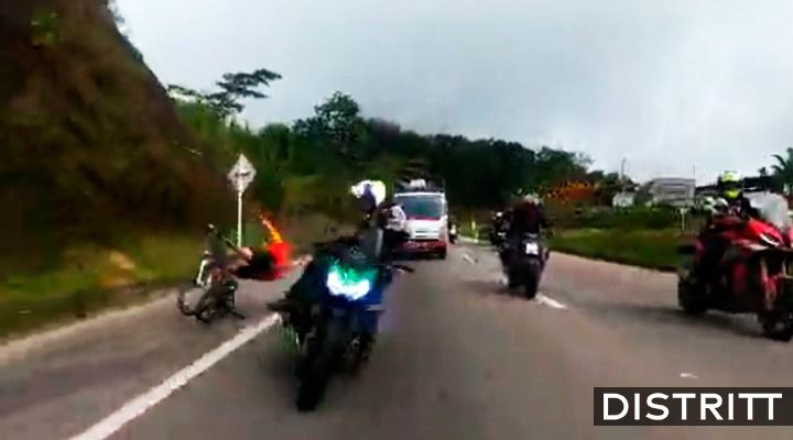 Motociclista invade acotamiento y embiste a ciclista |VIDEO