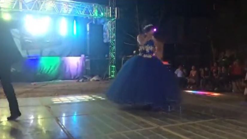 Mujer arruina vals de quinceañera en plena pista