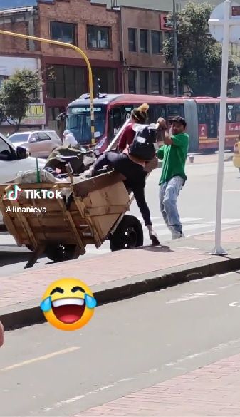 Captan a pareja tóxica demostrándose su 'amor' en la calle; video se hace viral