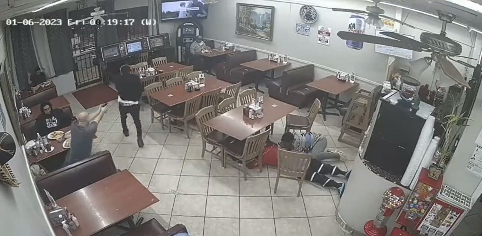 Cliente mata a ladrón en restaurante de Texas