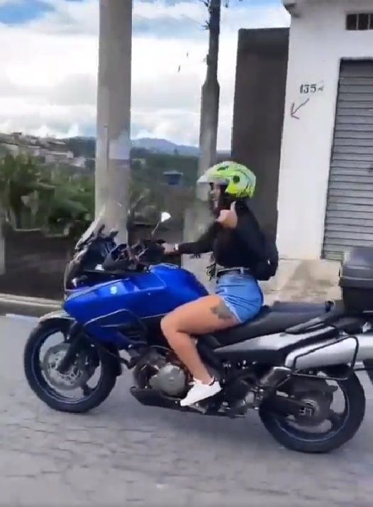 Mujer presume su motocicleta ante cámara y derrapa mientras la graban |VIDEO