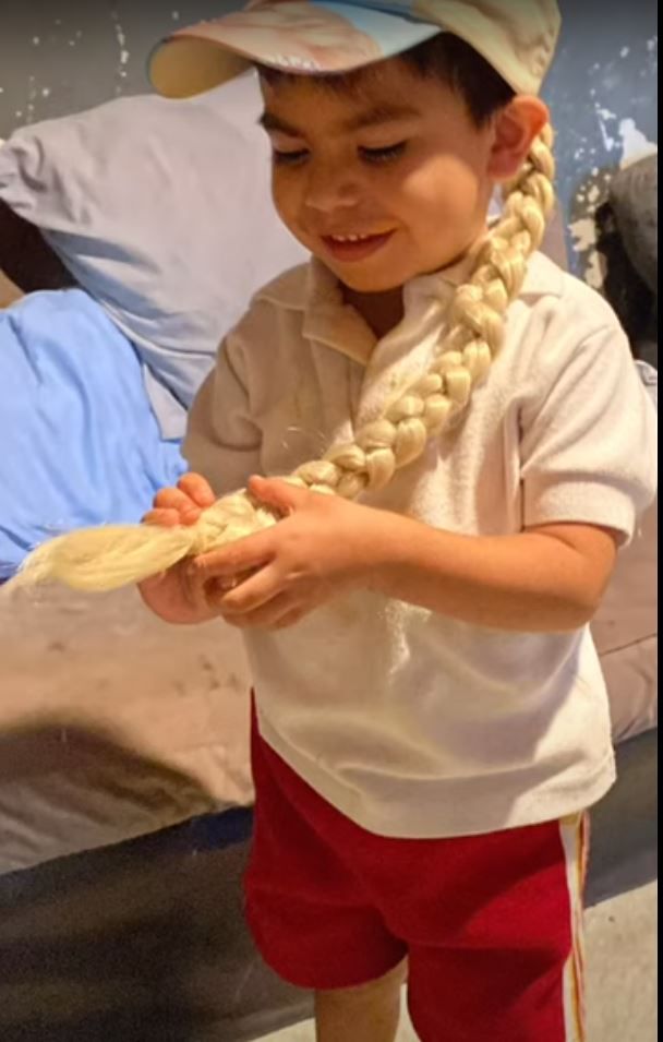 Niño Rapunzel con trenza