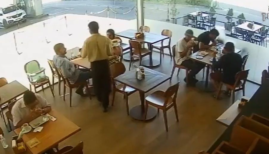 Conductor atropella a pareja que comía en restaurante |VIDEO