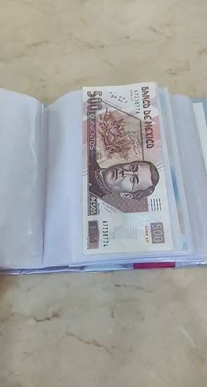 Joven presume la colección de billetes mexicanos de su papá