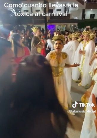 Mujer golpea a joven por intentar bailar con su novio en carnaval