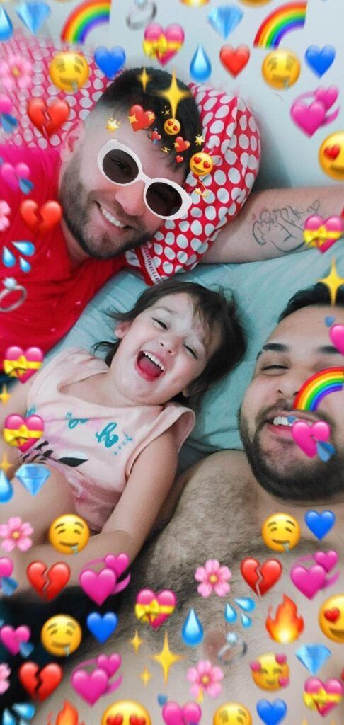 Sophia Ocampo con su papá y la pareja de este