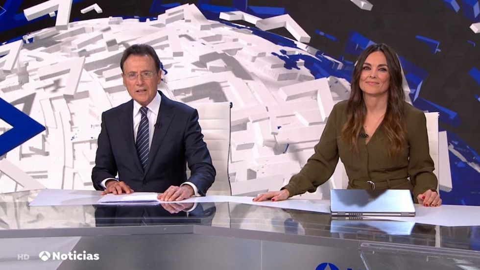 Mujer enseña de más durante noticiero español 