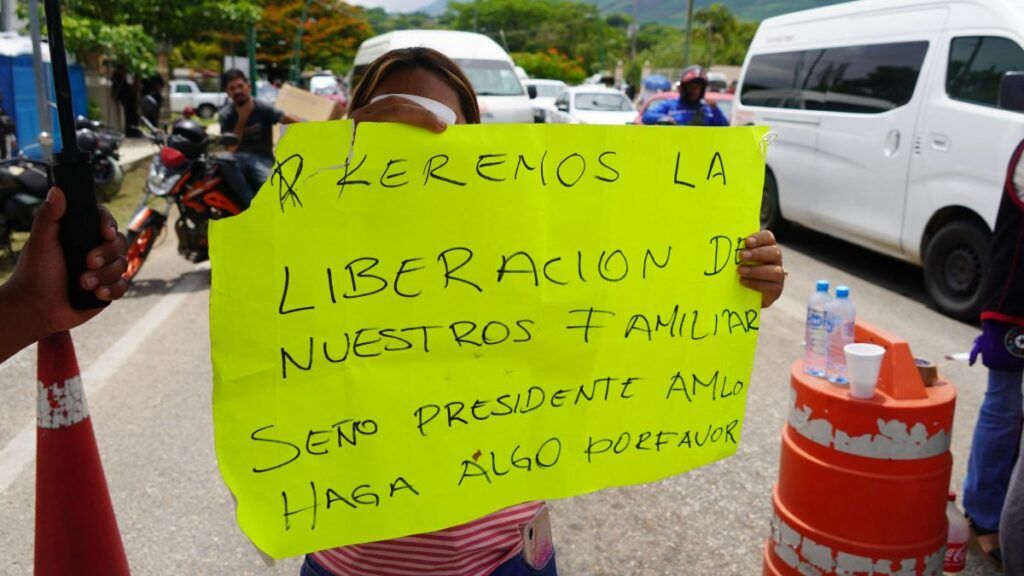 exigen liberación de policías secuestrados