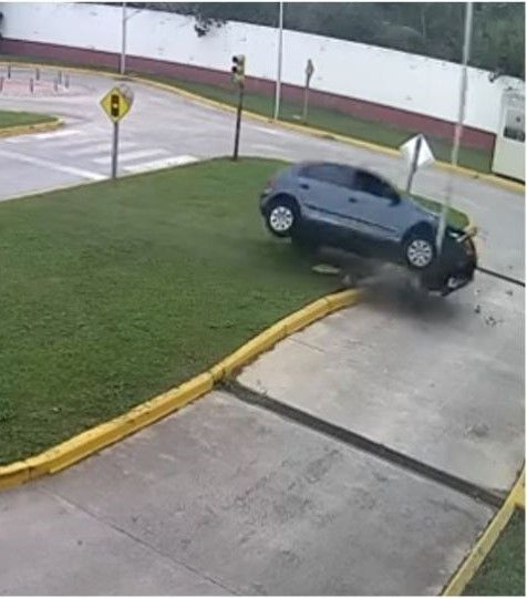 Video de mujer que destroza su auto durante prueba de manejo