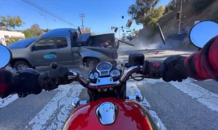 Motociclista es embestido por camioneta