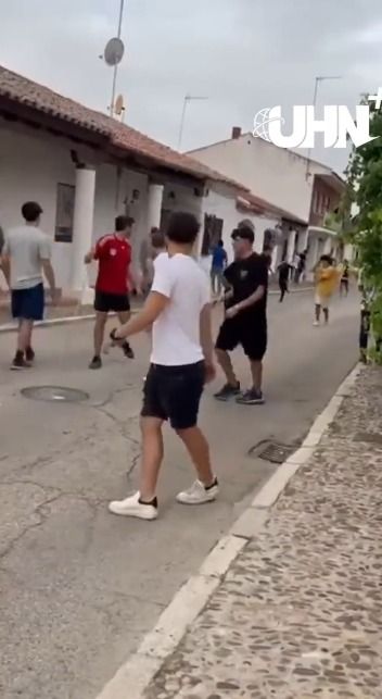 Toro de España embiste mujer