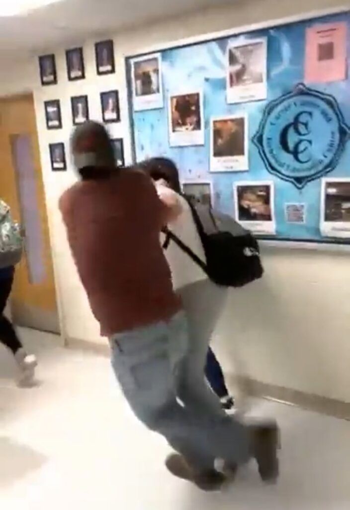 Estudiante inicia pelea en escuela de Estados Unidos