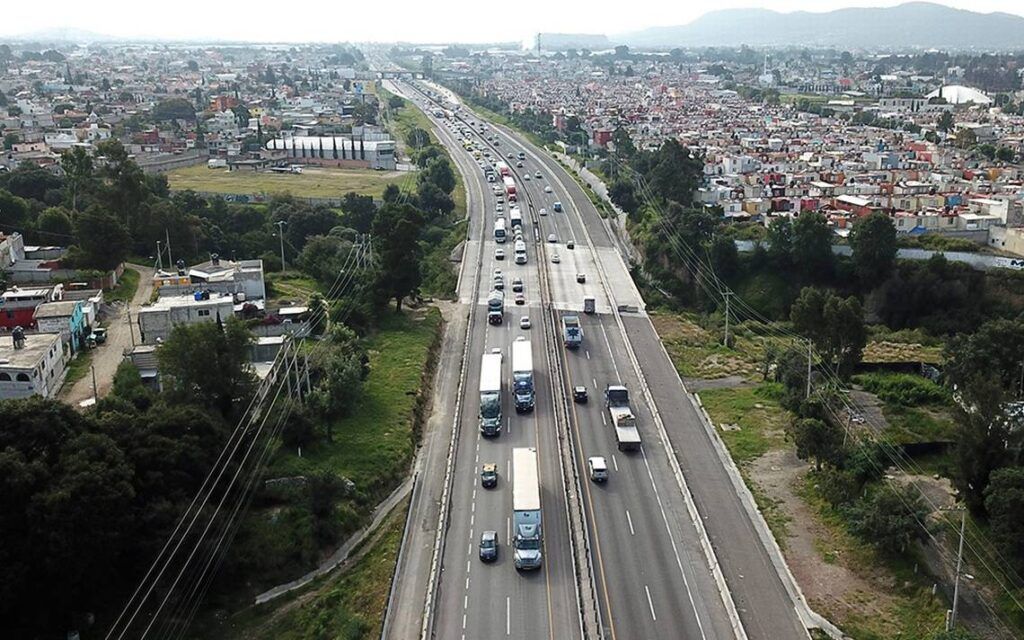 Tráiler arrastra a ladrón en la autopista México-Puebla