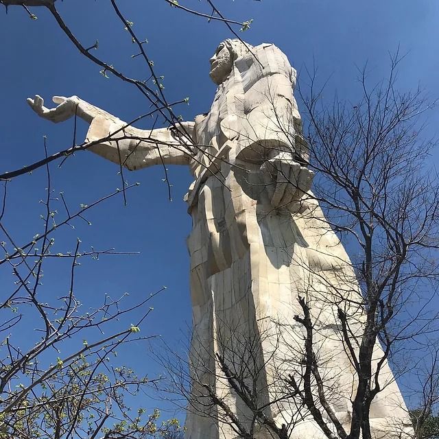 Cristo Pescador golpeado por rayo