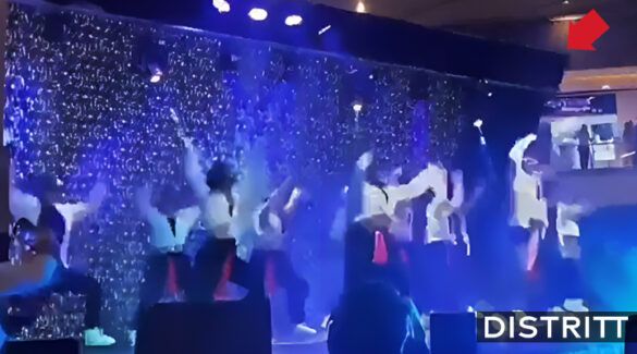 Escenario cae sobre bailarines en centro comercial
