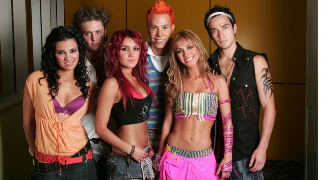 Fanáticos de RBD piden para de lanzar objetos contra artistas 