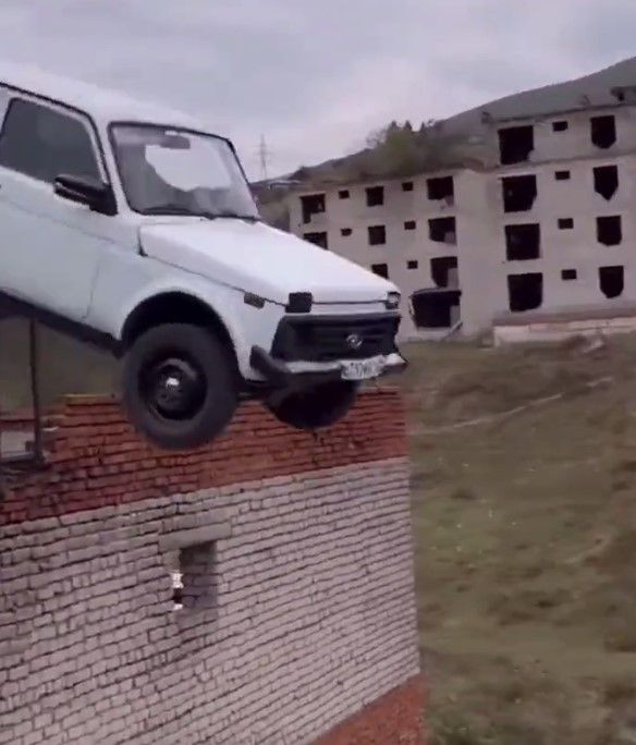 Hombre sufre caída en auto al intentar cruzar a otro edificio