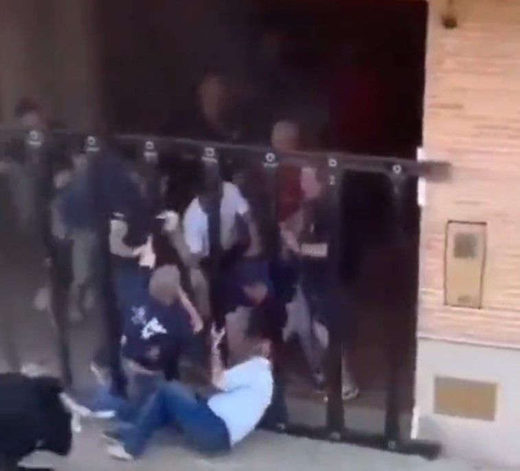 Toro cornea a hombre en corrida de España
