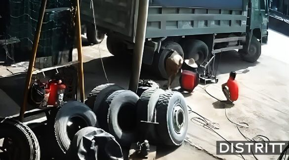 Hombres cambian llanta y mueren por explosión