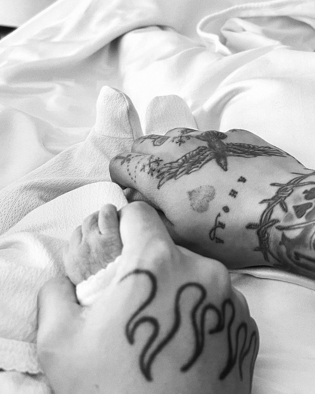 Nodal y Cazzu comparten la primera fotografía de su bebé