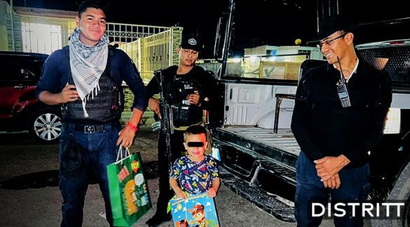 Policías y bomberos sorprenden a niño plantado en cumpleaños