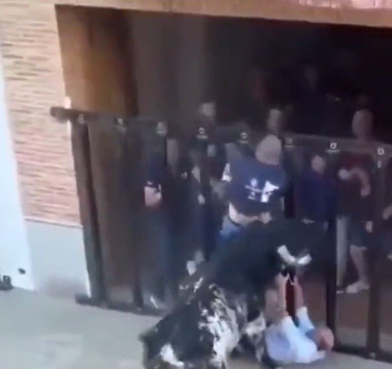 ¿Quién era el hombre que murió al ser corneado por un toro?