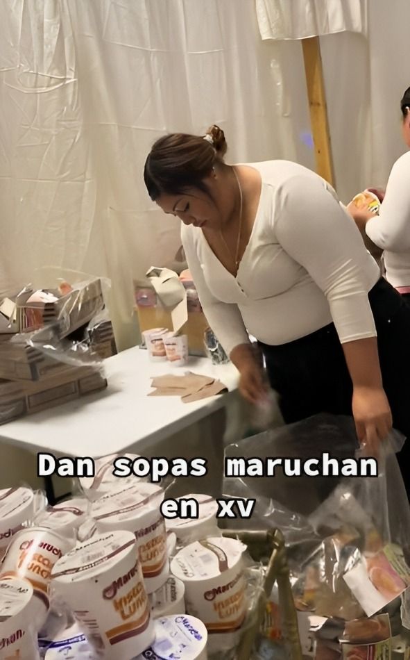 Familia da maruchan en fiesta de quince años