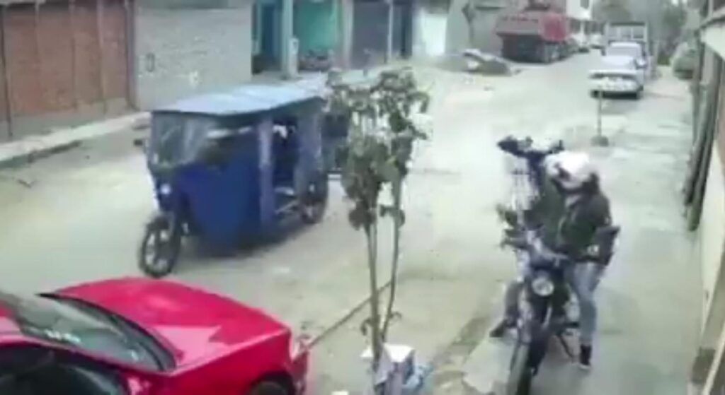 Cámara de seguridad capta cómo albañil frustra un asalto