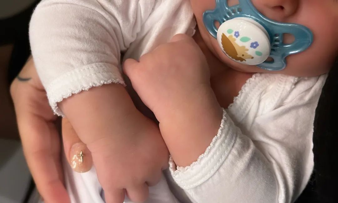 Cazzu y Nodal ocultan rostro de su hija en redes