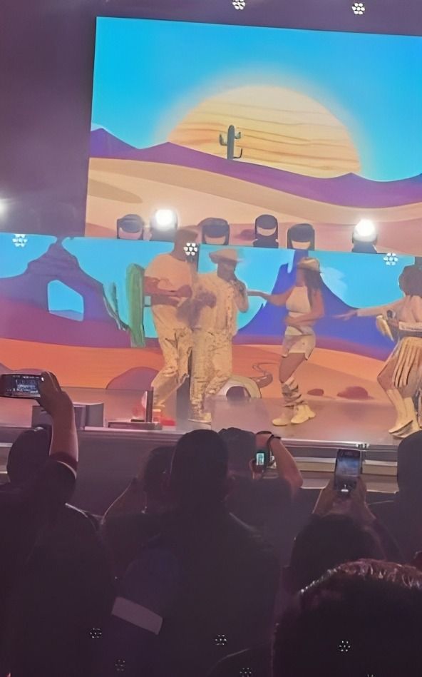 Grupo invitó a fan a bailar con ellos