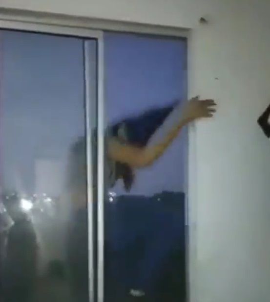 Captan caída de joven desde ventana de edificio