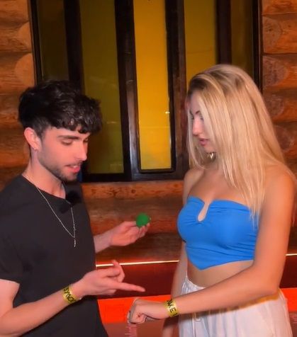 Mago intenta sorprender a chica y falla