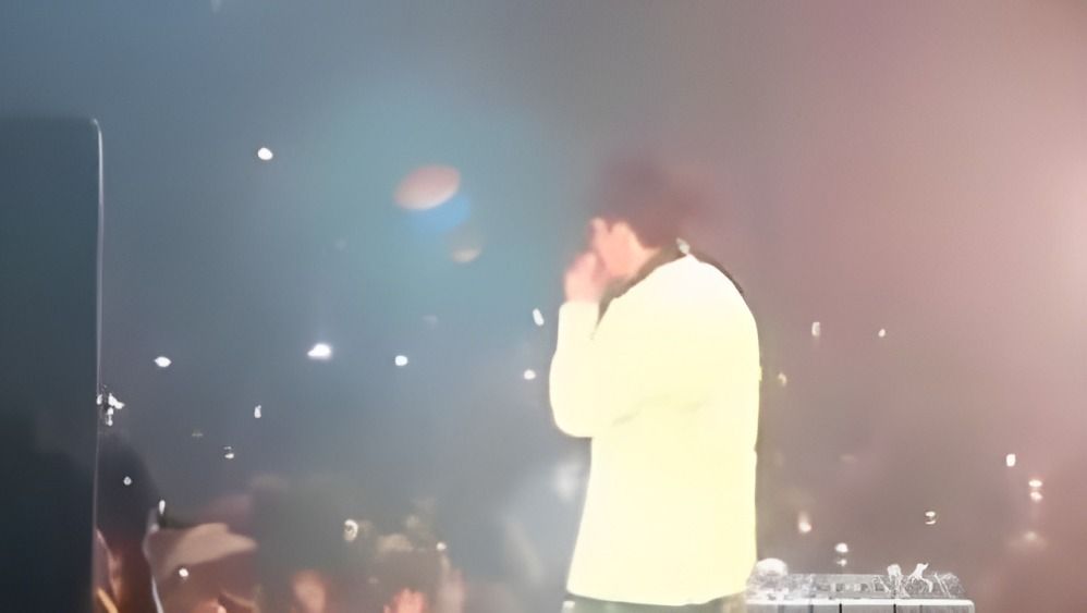 Valentín inció el evento con la canción el Vencedor