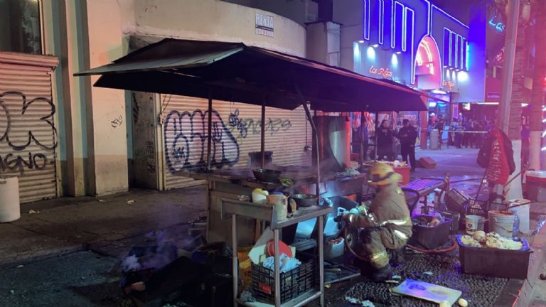 Bomberos en el puesto de tacos