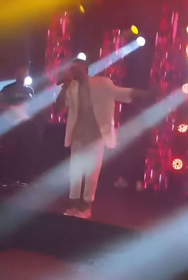 Cantante se encontraba en el escenario